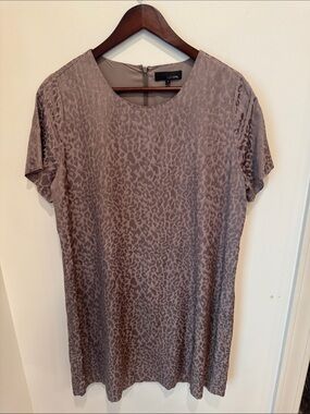🔥 OBSESSED! Lost April Satin Leopard Jacquard Shift Dress – So Chic!